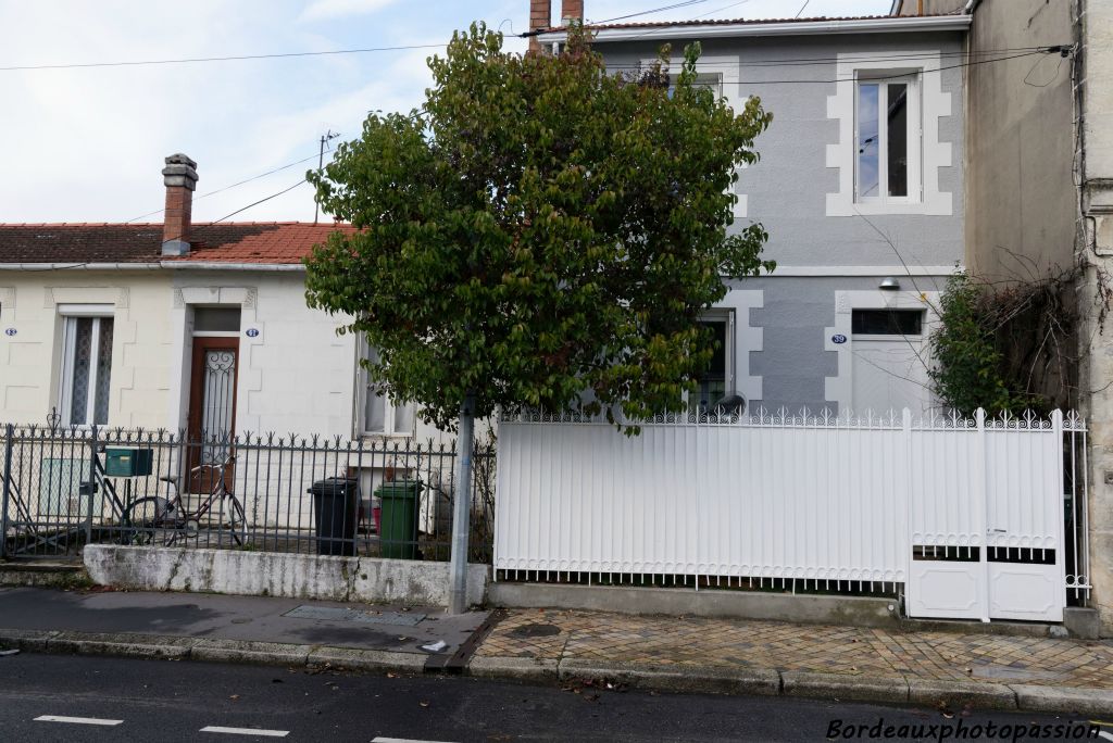 La maison à étage comporte un rez-de-chaussée avec cuisine et véranda et 4 chambres dont 2 à l'étage.